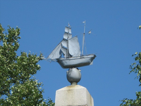кораблик на памятнике